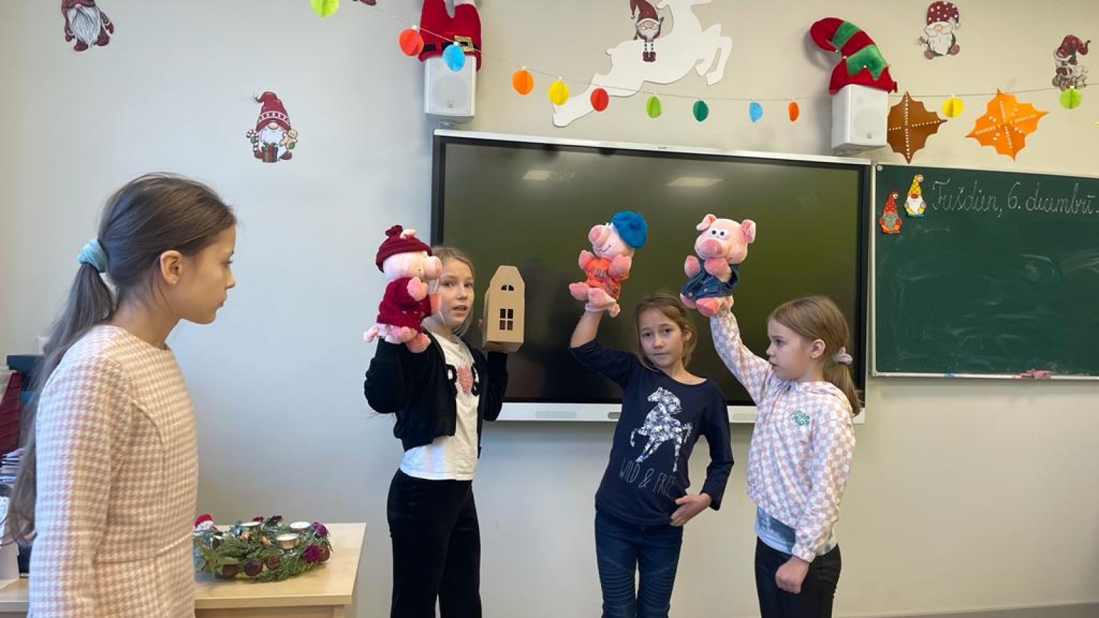 Latviešu un ukraiņu bērni gatavo leļļu teātra izrādi Trīs sivēntiņi | Patvērums Drošā māja