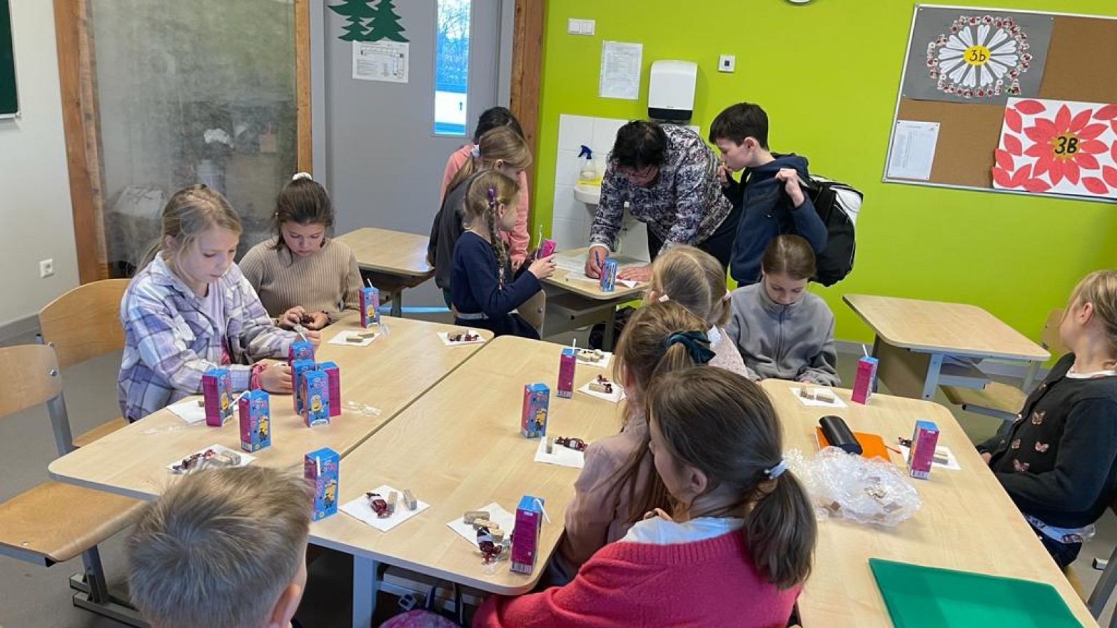 Latviešu un ukraiņu bērni gatavo leļļu teātra izrādi Trīs sivēntiņi | Patvērums Drošā māja