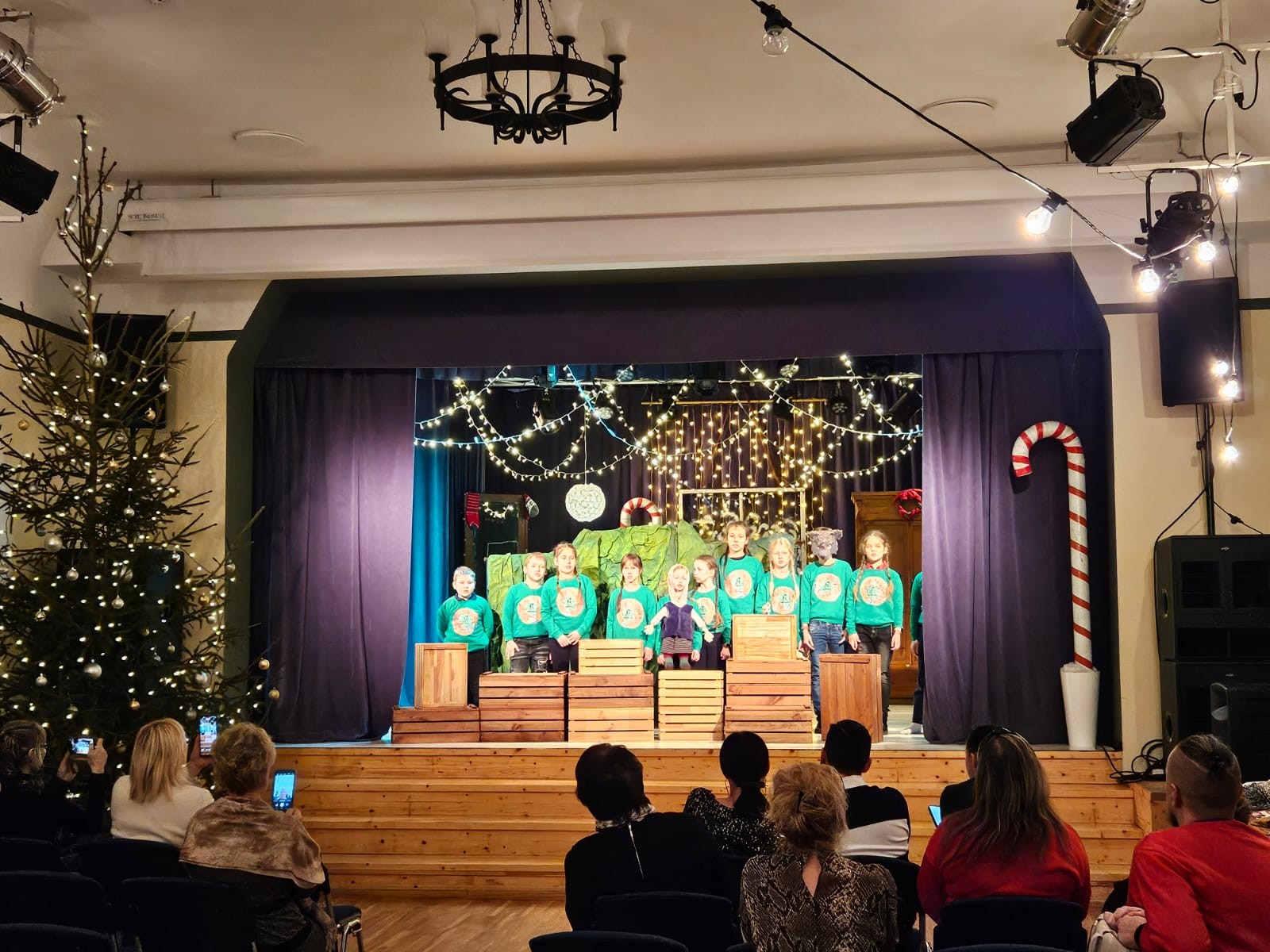 Ziemassvētku svinības latviešu un ukraiņu bērniem Priekulē | Patvērums Drošā māja