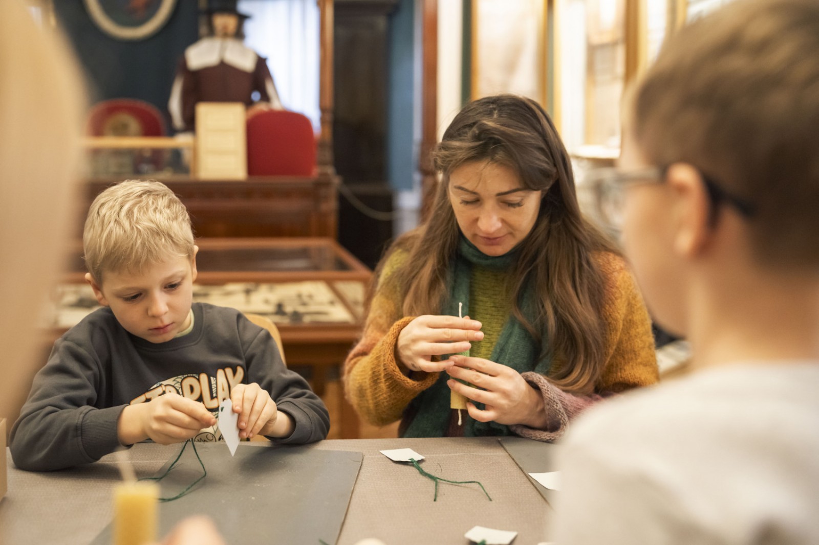 Latviskie Ziemassvētki Liepājas muzejā: sveču darbnīca