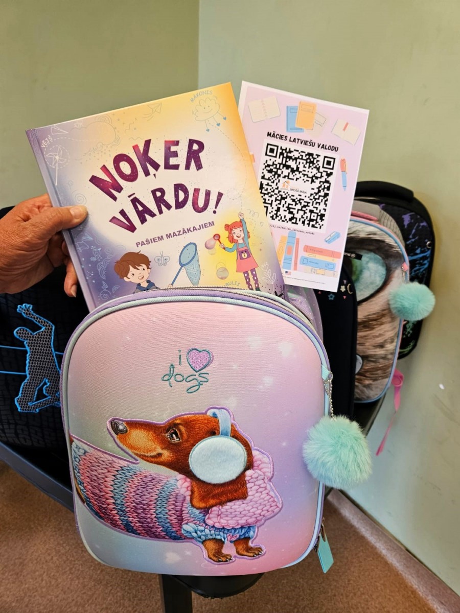 Ukraiņu skolēni iepājā saņem jaunas skolas somas | Patvērums Drošā Māja