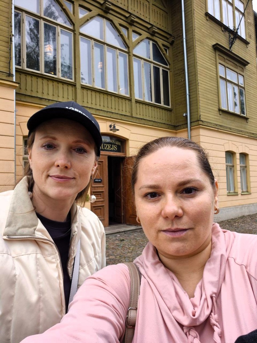 Ekskursija Kuldīgā ukraiņi un latvieši no Rīgas septembra beigās | Patvērums Drošā māja