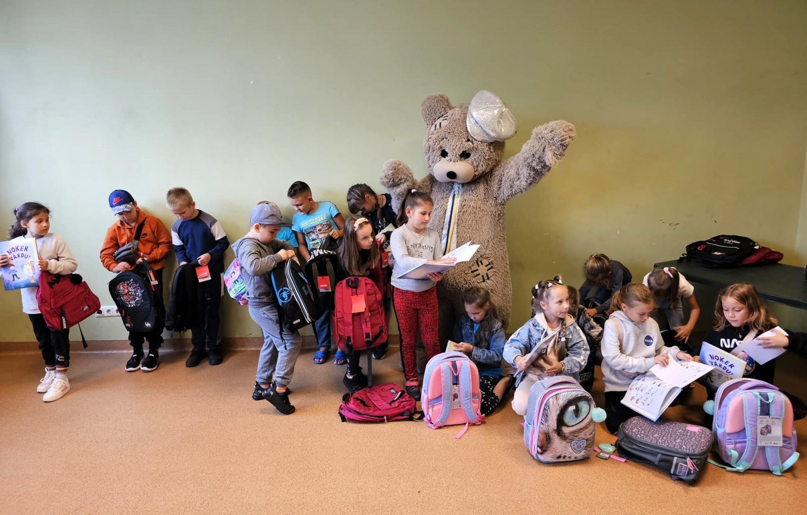 Ukraiņu skolēni iepājā saņem jaunas skolas somas | Patvērums Drošā Māja