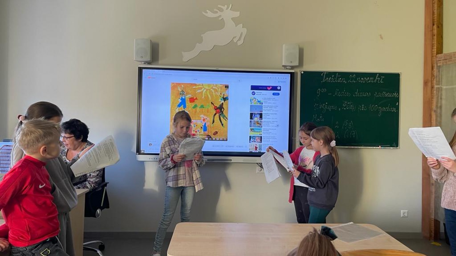 Latviešu un ukraiņu bērni gatavo leļļu teātra izrādi Trīs sivēntiņi | Patvērums Drošā māja