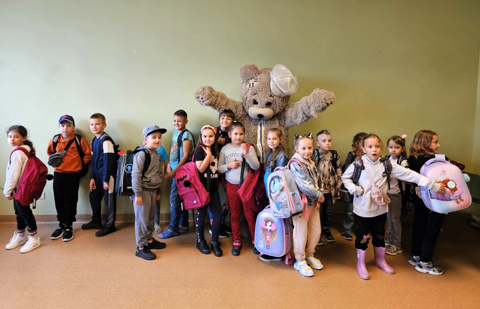 Ukraiņu skolēni iepājā saņem jaunas skolas somas | Patvērums Drošā Māja