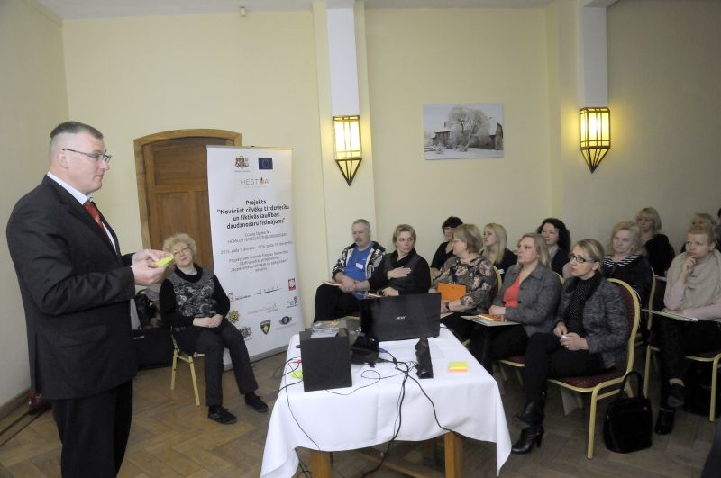 HESTIA apaļais galds Kuldīgā | Patvērums Drošā Māja