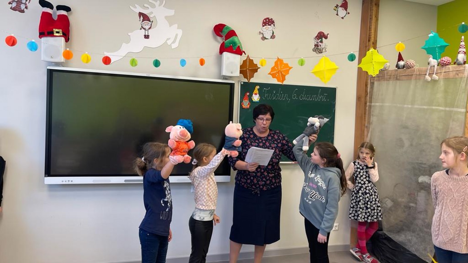 Latviešu un ukraiņu bērni gatavo leļļu teātra izrādi Trīs sivēntiņi | Patvērums Drošā māja