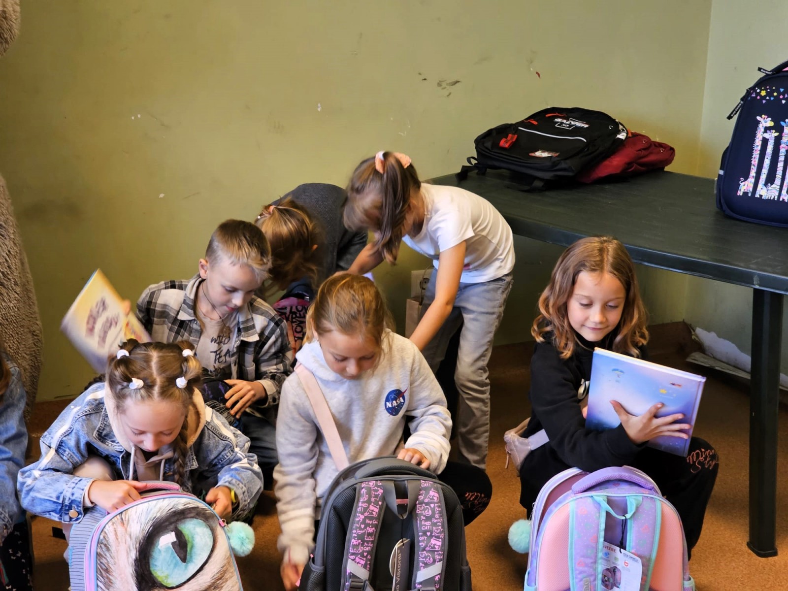 Ukraiņu skolēni iepājā saņem jaunas skolas somas | Patvērums Drošā Māja