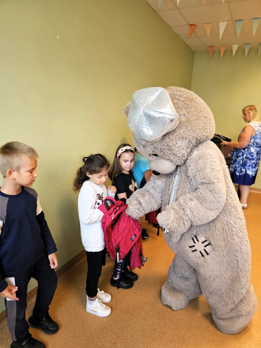 Ukraiņu skolēni iepājā saņem jaunas skolas somas | Patvērums Drošā Māja